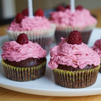 Banana chocolate chip cupcakes med hallonfrosting